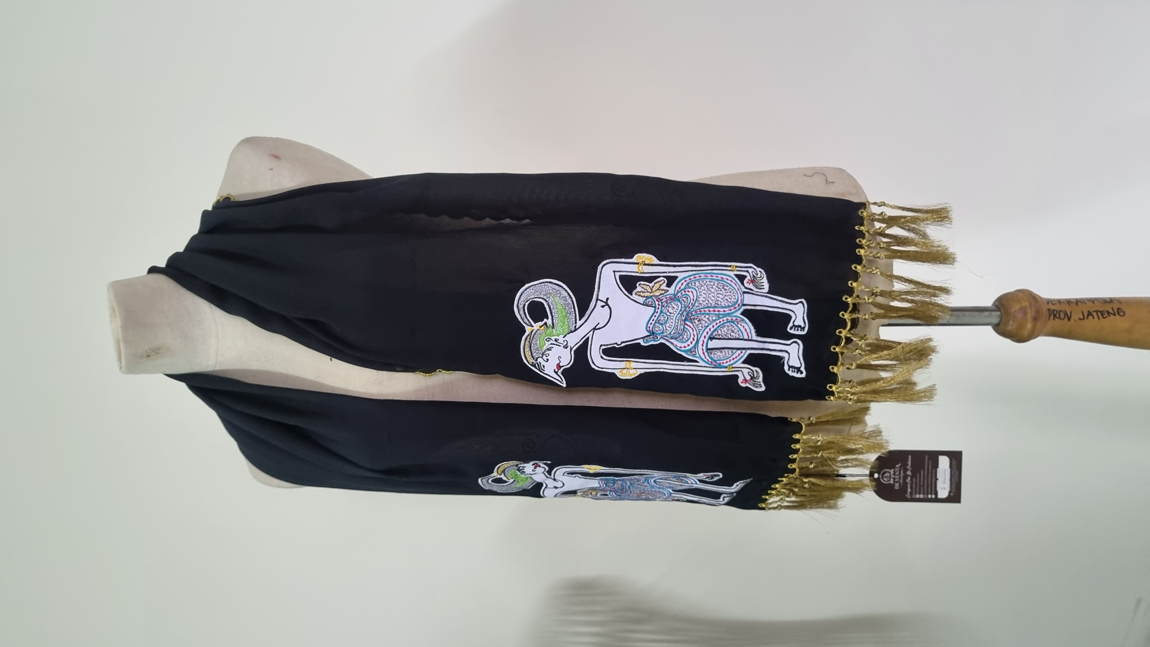 Syal panjang (Warna hitam motif bordir wayang arju